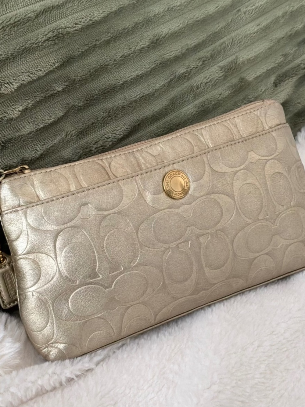 Coach Liquid Gloss Signature C Wristlet Clutch Gold/Champagne F51677